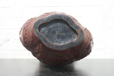 Un grand vase en lacque de Chine, marque dor&eacute; de Qianlong, 18&egrave;me