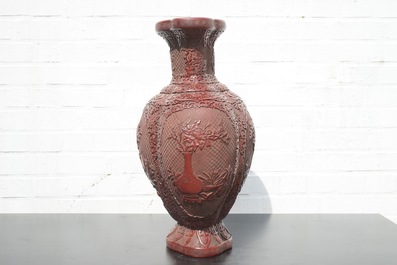 Un grand vase en lacque de Chine, marque dor&eacute; de Qianlong, 18&egrave;me