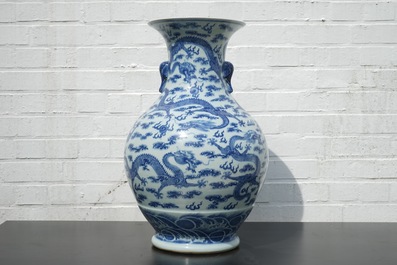 Een blauw-witte Chinese vaas met decor van draken en olifanten als handvaten, 19/20e eeuw