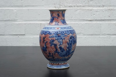 Een Chinees porseleinen drakenvaas in blauw en onderglazuur rood, 19e eeuw