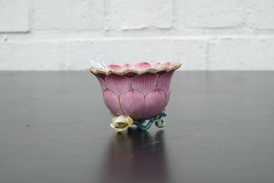 Une tasse et soucoupe en porcelaine de Chine famille rose de forme lotus, &eacute;poque Yongzheng, 1722-1735