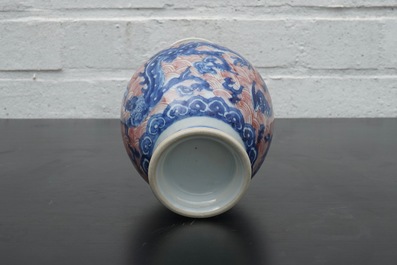 Een Chinees porseleinen drakenvaas in blauw en onderglazuur rood, 19e eeuw