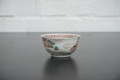 Une tasse et soucoupe au d&eacute;cor famille rose raffin&eacute;, &eacute;poque Yongzheng, 1722-1735