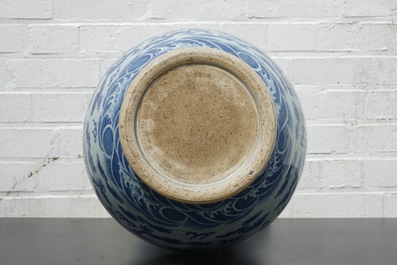 Een blauw-witte Chinese vaas met decor van draken en olifanten als handvaten, 19/20e eeuw