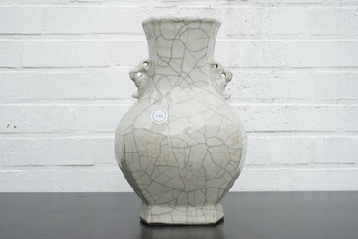 A Chinese crackle glazed guan hu-shaped vase, 18/19th C.