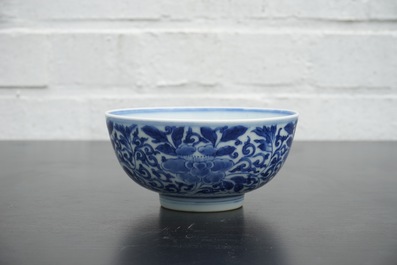 Un bol en porcelaine de Chine bleu et blanc au d&eacute;cor floral, 19/20&egrave;me
