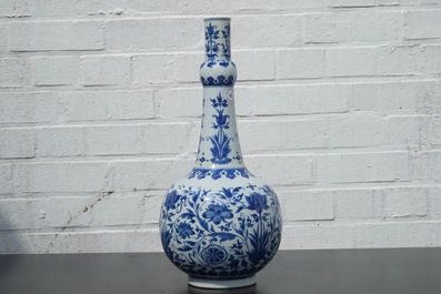 Un vase bouteille en porcelaine de Chine bleu et blanc au d&eacute;cor floral, &eacute;poque Transition, 17&egrave;me