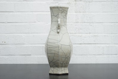 A Chinese crackle glazed guan hu-shaped vase, 18/19th C.