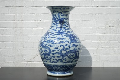Een blauw-witte Chinese vaas met decor van draken en olifanten als handvaten, 19/20e eeuw