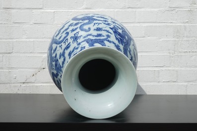 Een blauw-witte Chinese vaas met decor van draken en olifanten als handvaten, 19/20e eeuw