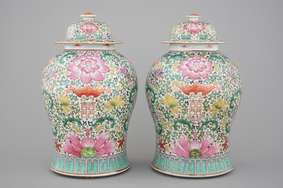 A pair of Chinese famille rose baluster jars with cover, 19th C.