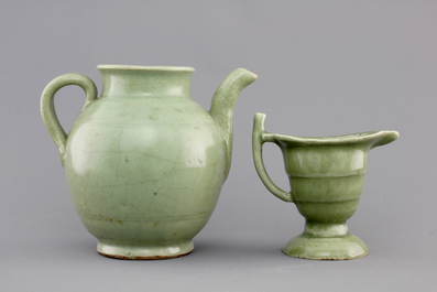 A Ming dynasty celadon glazed jug, 16/17th C. together with a helmet-shaped export porcelain jug, ca. 1780-1800