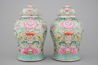 A pair of Chinese famille rose baluster jars with cover, 19th C.