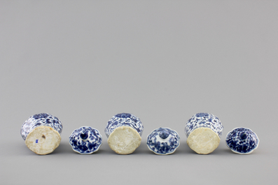 Three small blue and white Chinese porcelain vases and cover, 18/19th C.