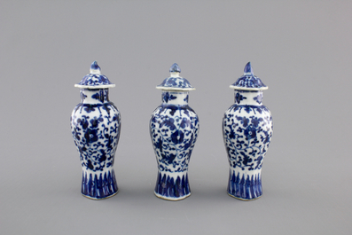 Three small blue and white Chinese porcelain vases and cover, 18/19th C.