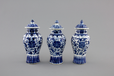 Three small blue and white Chinese porcelain vases and cover, 18/19th C.