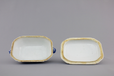 A small Chinese blue and white tureen on stand, Qianlong, 18th C.