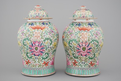 A pair of Chinese famille rose baluster jars with cover, 19th C.