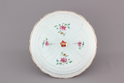 A Chinese porcelain famille rose tureen with cover, Qianlong, 18th C.