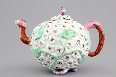 A rare Chinese porcelain famille rose bird-shaped teapot, Yongzheng-Qianlong, 18th C.