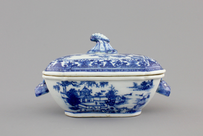 A small Chinese blue and white tureen on stand, Qianlong, 18th C.