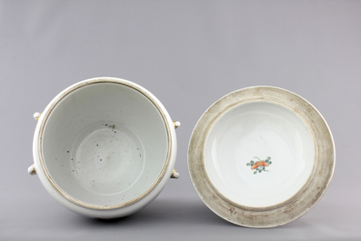 A Chinese porcelain famille rose bowl and cover, 19/20th C.