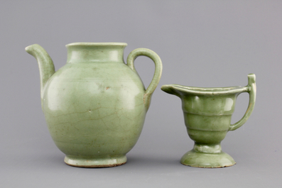A Ming dynasty celadon glazed jug, 16/17th C. together with a helmet-shaped export porcelain jug, ca. 1780-1800
