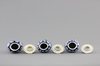 Three small blue and white Chinese porcelain vases and cover, 18/19th C.