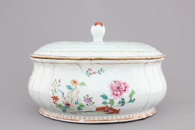 A Chinese porcelain famille rose tureen with cover, Qianlong, 18th C.