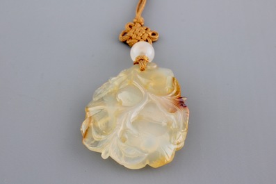 A Chinese carved agate pendant, 19/20th C