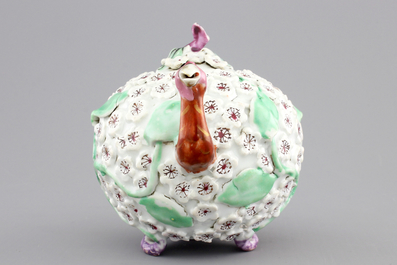 A rare Chinese porcelain famille rose bird-shaped teapot, Yongzheng-Qianlong, 18th C.
