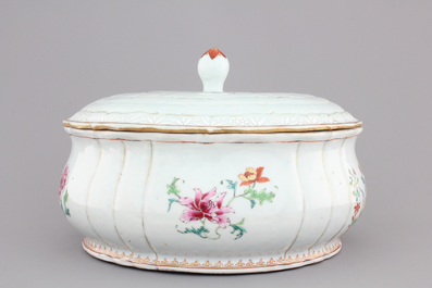 A Chinese porcelain famille rose tureen with cover, Qianlong, 18th C.