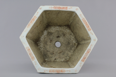 A hexagonal Chinese famille rose porcelain "Wu Shuang Pu" jardiniere, 19th C.
