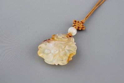A Chinese carved agate pendant, 19/20th C