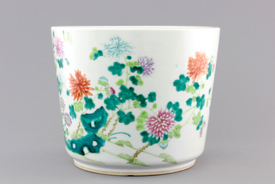 A floral Chinese porcelain famille rose jardiniere, 19th C.