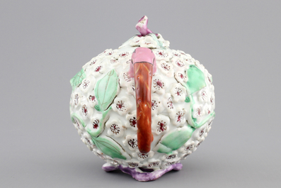A rare Chinese porcelain famille rose bird-shaped teapot, Yongzheng-Qianlong, 18th C.