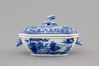 A small Chinese blue and white tureen on stand, Qianlong, 18th C.