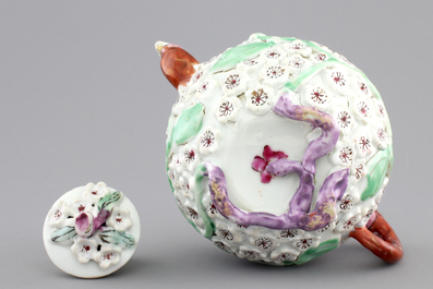 A rare Chinese porcelain famille rose bird-shaped teapot, Yongzheng-Qianlong, 18th C.