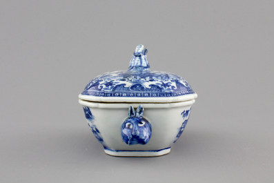 A small Chinese blue and white tureen on stand, Qianlong, 18th C.