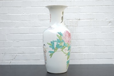 A tall Chinese Qianjiang and famille rose porcelain vase, 19/20th C.
