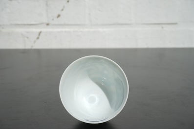 Une tasse &agrave; vin en porcelaine de Chine au dragon, 19/20&egrave;me