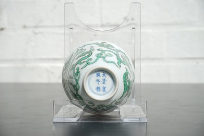 Une tasse &agrave; vin en porcelaine de Chine au dragon, 19/20&egrave;me