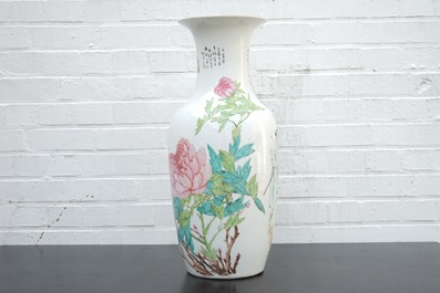 A tall Chinese Qianjiang and famille rose porcelain vase, 19/20th C.