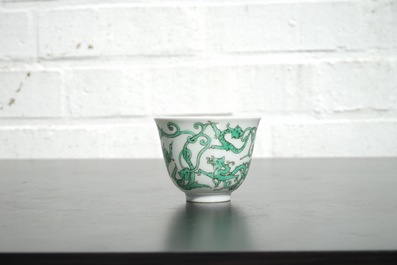 Une tasse &agrave; vin en porcelaine de Chine au dragon, 19/20&egrave;me