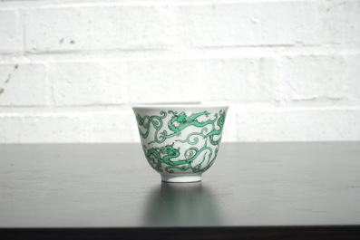 Une tasse &agrave; vin en porcelaine de Chine au dragon, 19/20&egrave;me