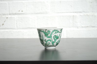 Une tasse &agrave; vin en porcelaine de Chine au dragon, 19/20&egrave;me
