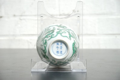 Une tasse &agrave; vin en porcelaine de Chine au dragon, 19/20&egrave;me