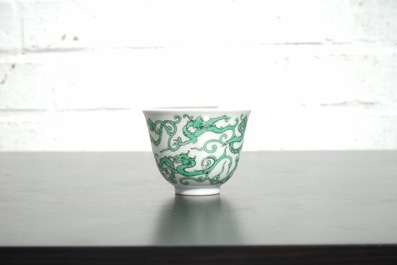 Une tasse &agrave; vin en porcelaine de Chine au dragon, 19/20&egrave;me