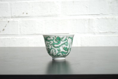 Une tasse &agrave; vin en porcelaine de Chine au dragon, 19/20&egrave;me