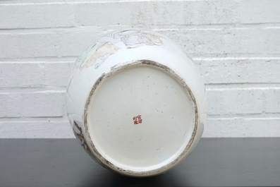 A tall Chinese Qianjiang and famille rose porcelain vase, 19/20th C.